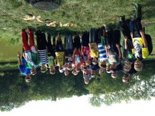 Jugendliche beim Ferienprogramm am Wasser